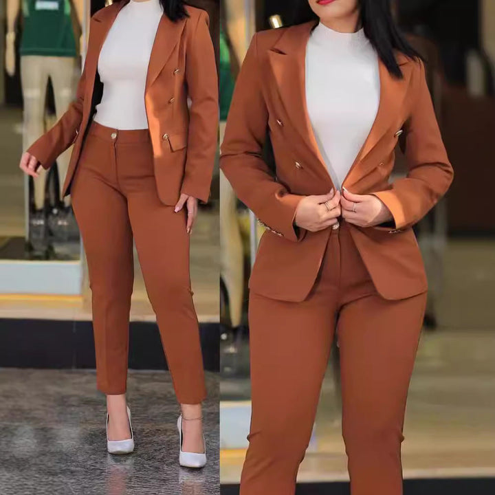 Kvinnor Modern Blazer-byxdräkt med Exklusiva Knappdetaljer Mirla-Eva Jonsson
