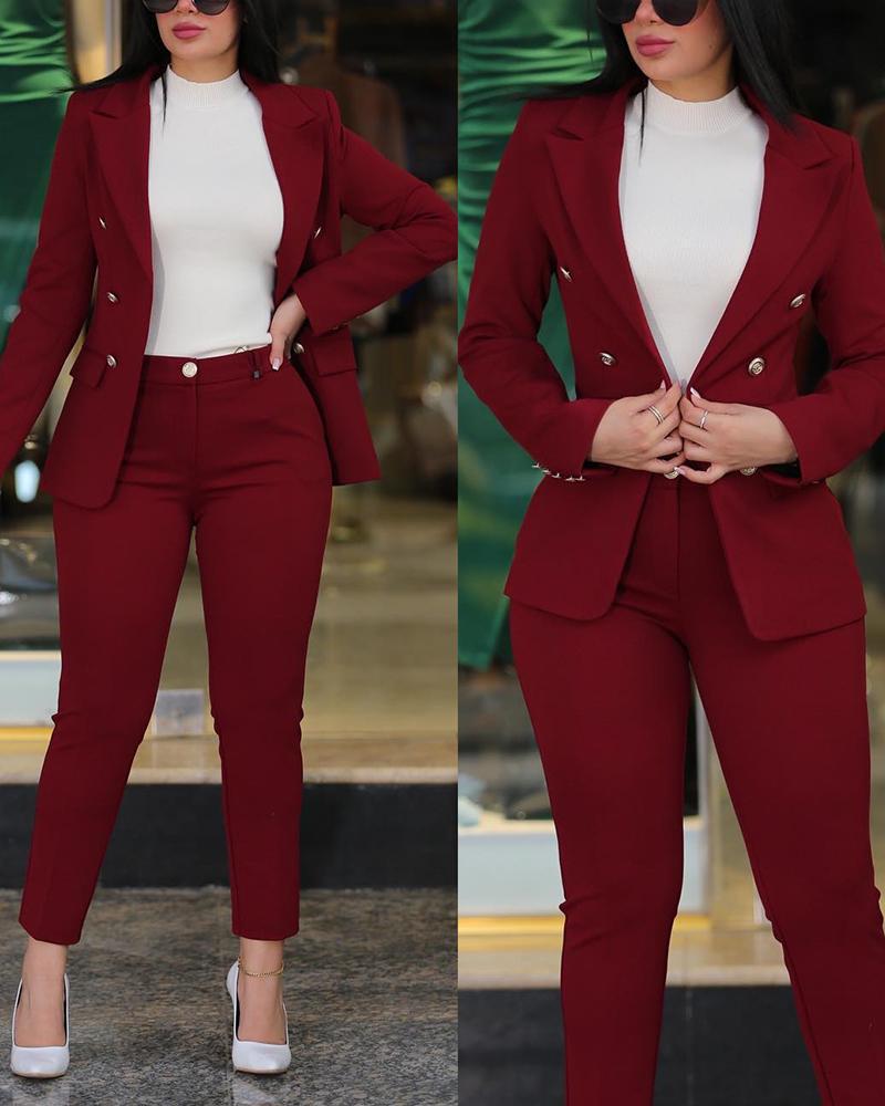 Kvinnor Modern Blazer-byxdräkt med Exklusiva Knappdetaljer Mirla-Eva Jonsson