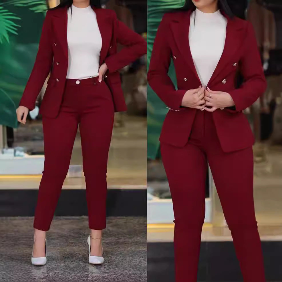 Kvinnor Modern Blazer-byxdräkt med Exklusiva Knappdetaljer Mirla-Eva Jonsson