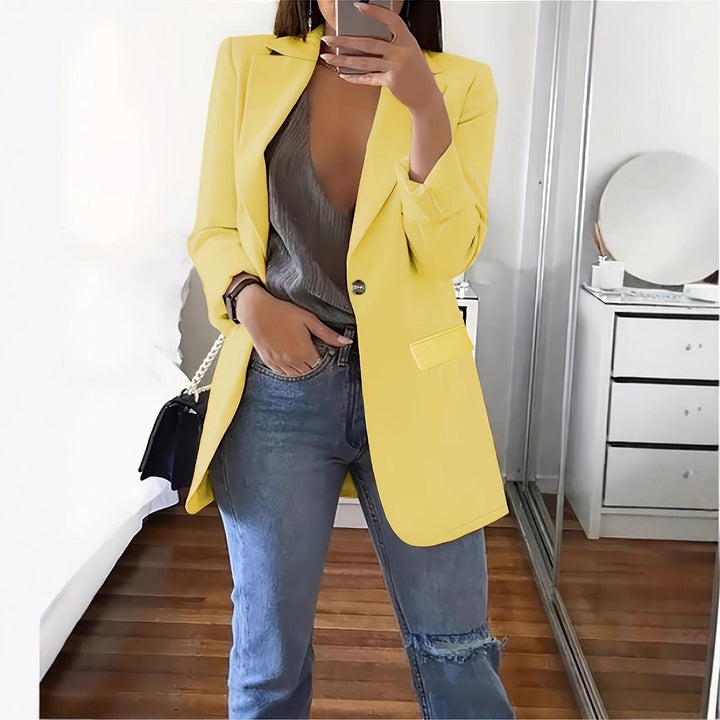 Kvinnor Modern Blazer med djup uringning och eleganta detaljer Mirla-Eva Jonsson