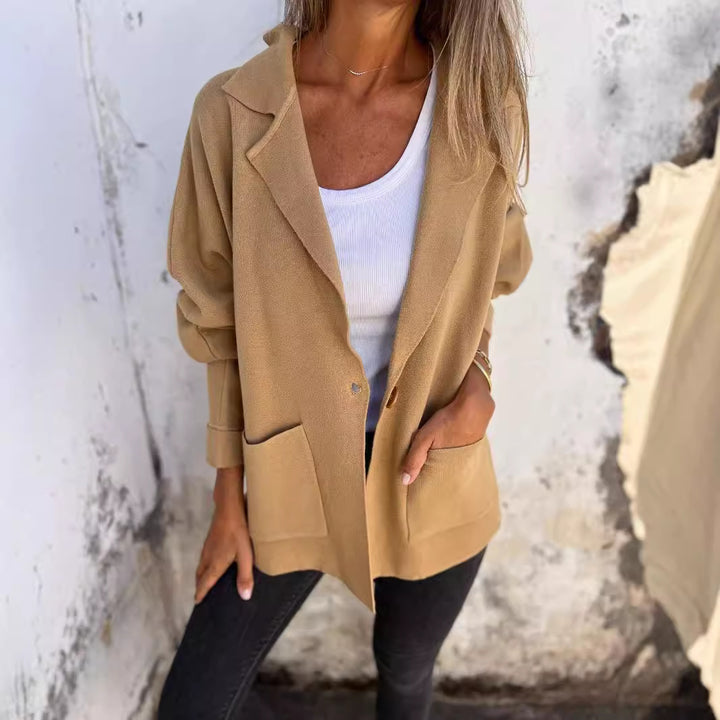 Kvinnor Modisk Oversized Jacka med Fickor och Elegant Revers Mirla-Eva Jonsson