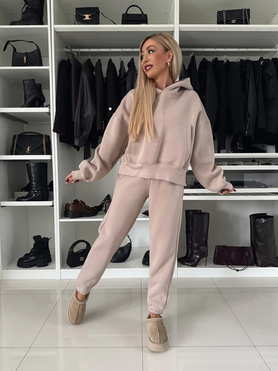 Kvinnor Mysig Hoodie och Joggingbyxor Set tillverkat av högkvalitativt material Mirla-Eva Jonsson