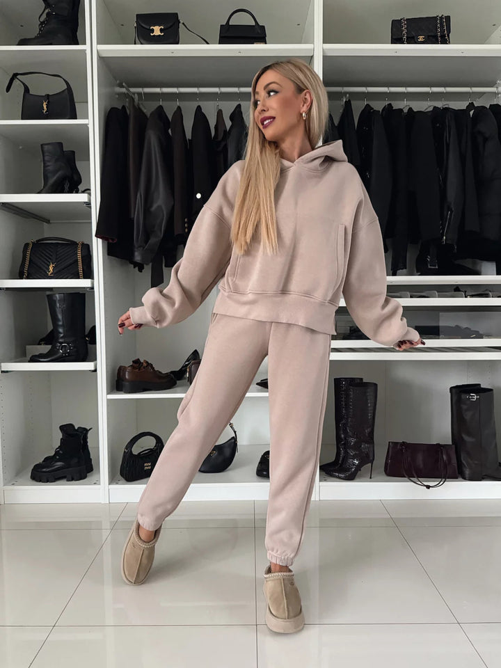 Kvinnor Mysig Hoodie och Joggingbyxor Set tillverkat av högkvalitativt material Mirla-Eva Jonsson