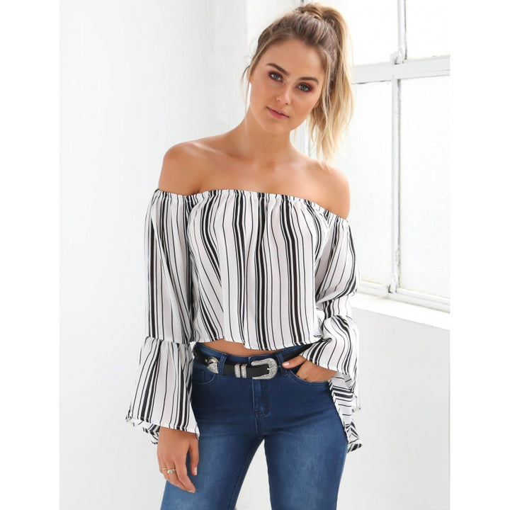 Kvinnor Off-Shoulder Blus med Voluminösa Ärmar och Randig Design Mirla-Eva Jonsson