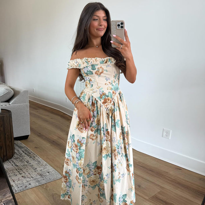 Kvinnor Off-Shoulder Maxi Klänning med Blommiga Detaljer och Rynkad Topp-Eva Jonsson