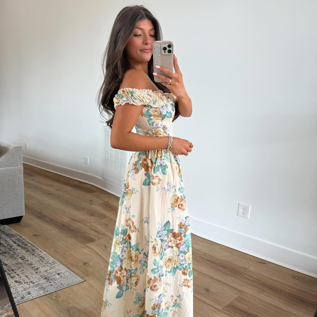 Kvinnor Off-Shoulder Maxi Klänning med Blommiga Detaljer och Rynkad Topp-Eva Jonsson