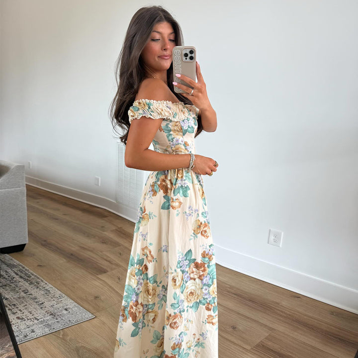 Kvinnor Off-Shoulder Maxi Klänning med Blommiga Detaljer och Rynkad Topp-Eva Jonsson