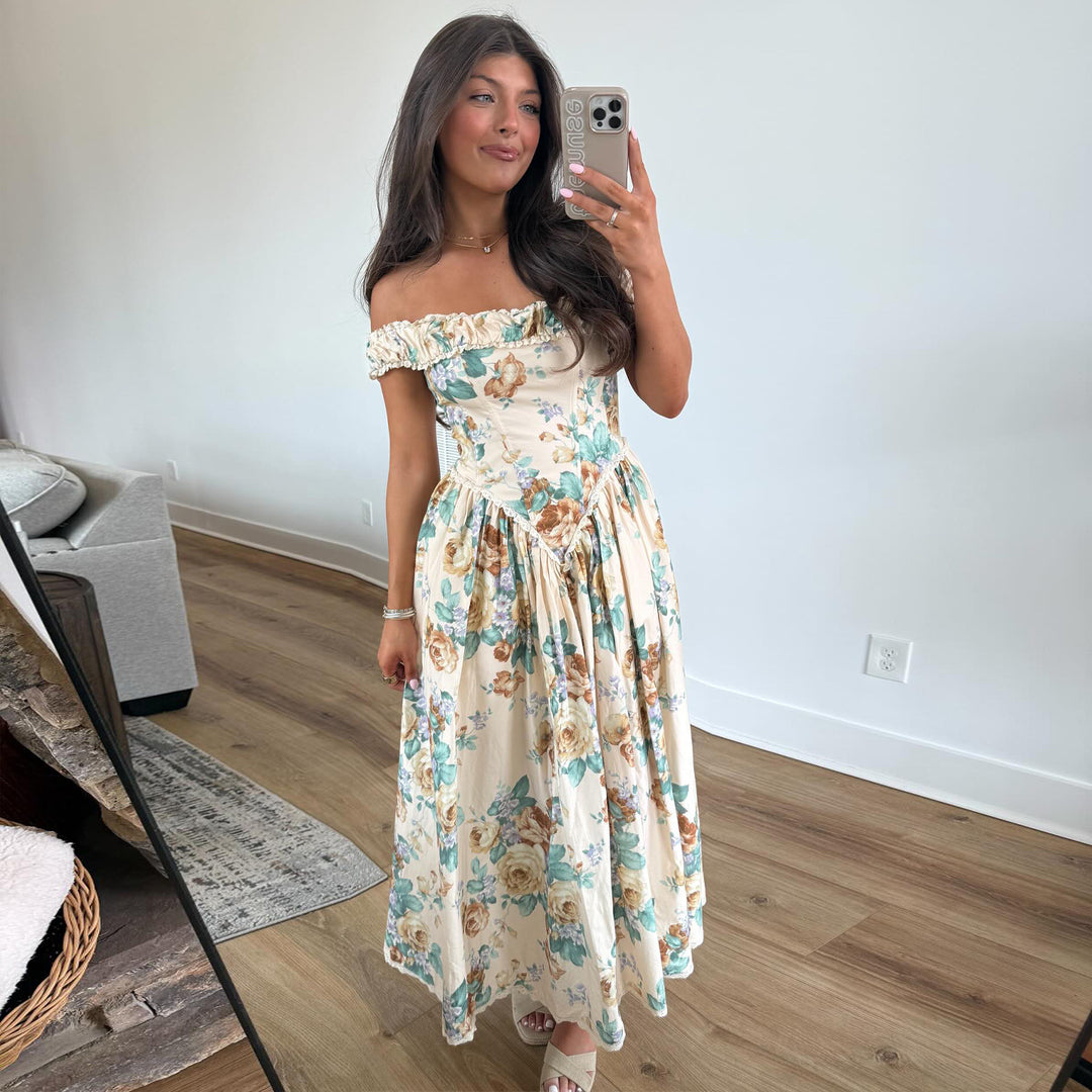 Kvinnor Off-Shoulder Maxi Klänning med Blommiga Detaljer och Rynkad Topp-Eva Jonsson