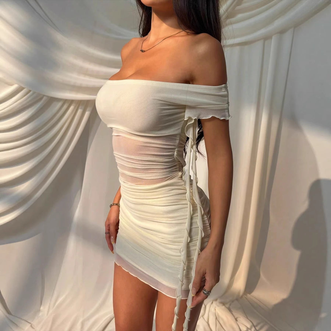 Kvinnor Off-Shoulder Miniklänning med raffinerade draperingdetaljer och lekfulla snörningar Mirla-Eva Jonsson