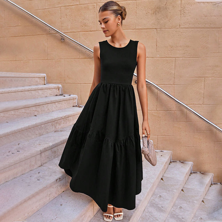 Kvinnor Retro Maxi Klänning med chic lagerkjol och ärmlös design Mirla-Eva Jonsson
