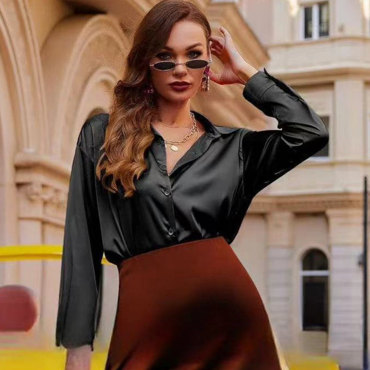 Kvinnor Satin Minikjol med Eleganta Snitt och Flödande Fall Mirla-Eva Jonsson