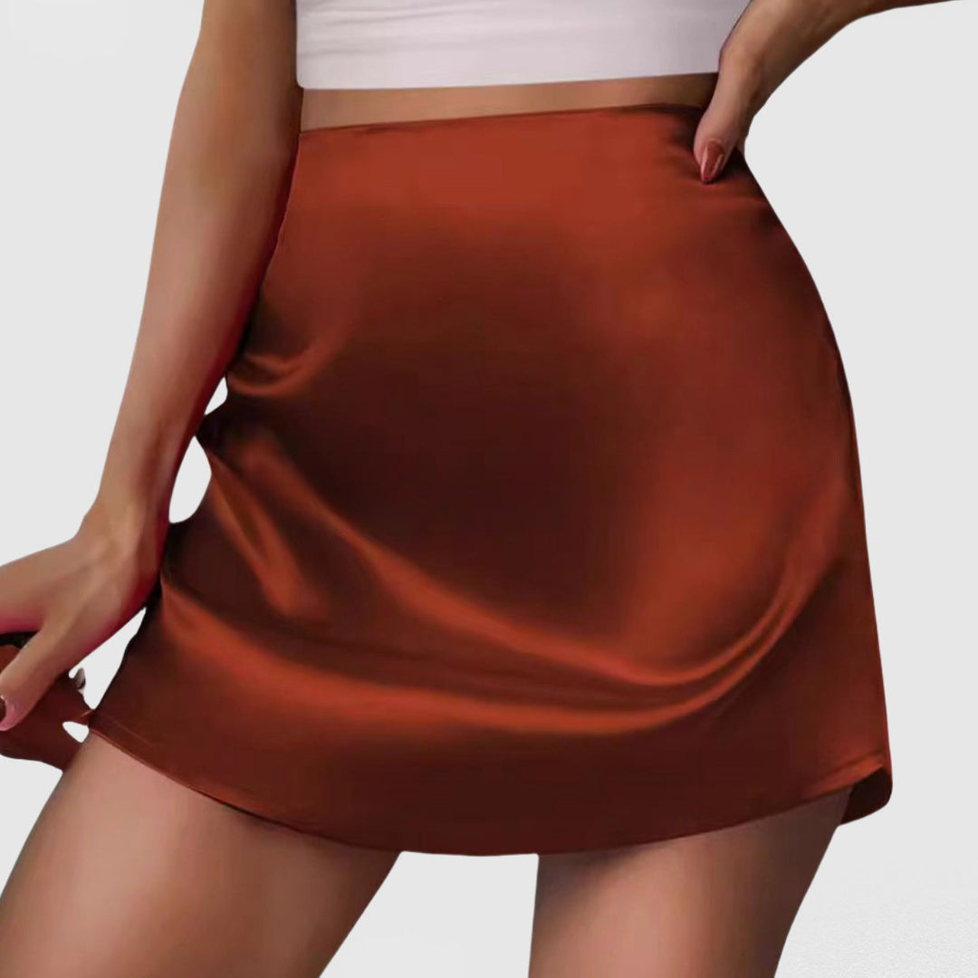 Kvinnor Satin Minikjol med Eleganta Snitt och Flödande Fall Mirla-Eva Jonsson