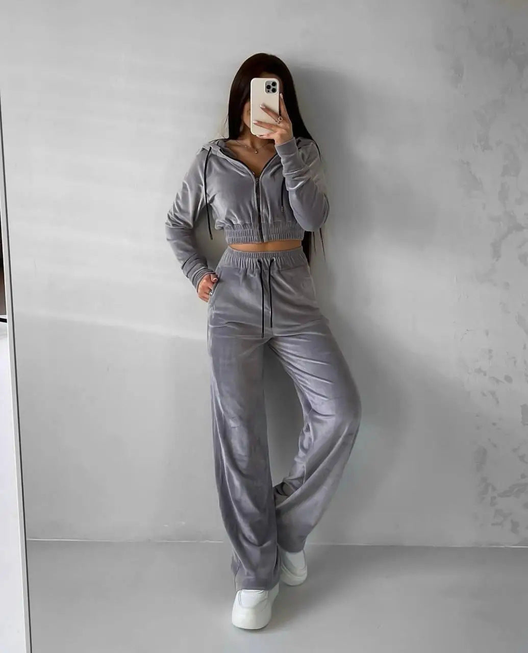 Kvinnor Velour Croppad Hoodie och Lätta Joggingbyxor Set Mirla-Eva Jonsson
