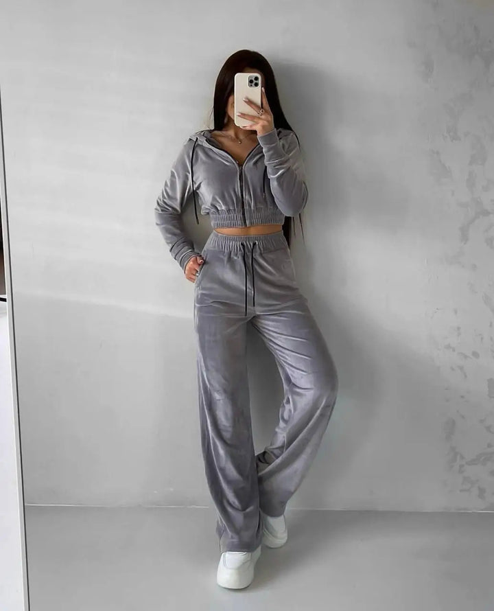 Kvinnor Velour Croppad Hoodie och Lätta Joggingbyxor Set Mirla-Eva Jonsson