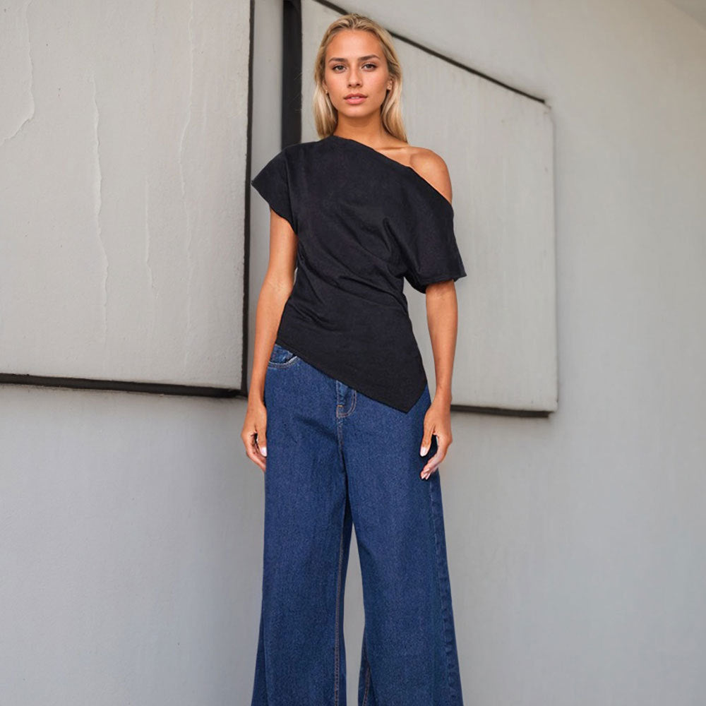 Kvinnor asymmetrisk topp med off-shoulder design och trendiga draperingsdetaljer Mirla-Eva Jonsson