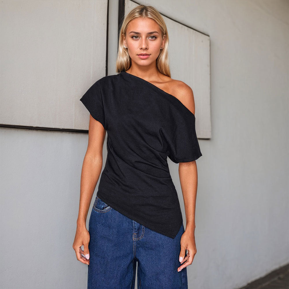 Kvinnor asymmetrisk topp med off-shoulder design och trendiga draperingsdetaljer Mirla-Eva Jonsson