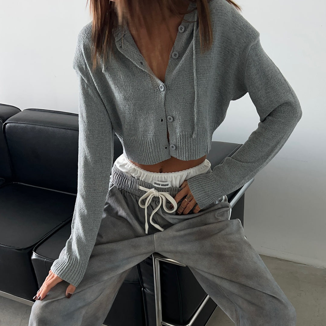 Kvinnor avslappnad cropped hoodie med knapppdetaljer Mirla-Eva Jonsson