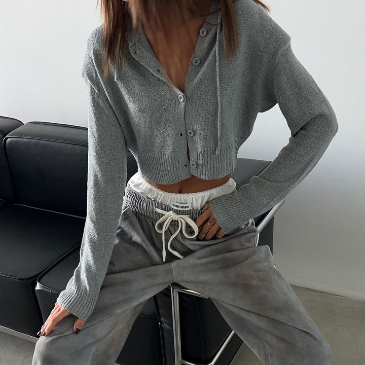 Kvinnor avslappnad cropped hoodie med knapppdetaljer Mirla-Eva Jonsson