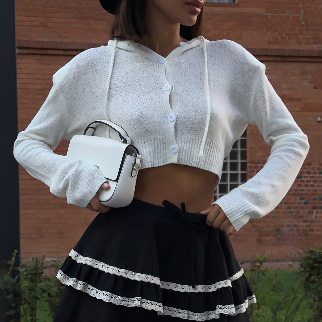 Kvinnor avslappnad cropped hoodie med knapppdetaljer Mirla-Eva Jonsson
