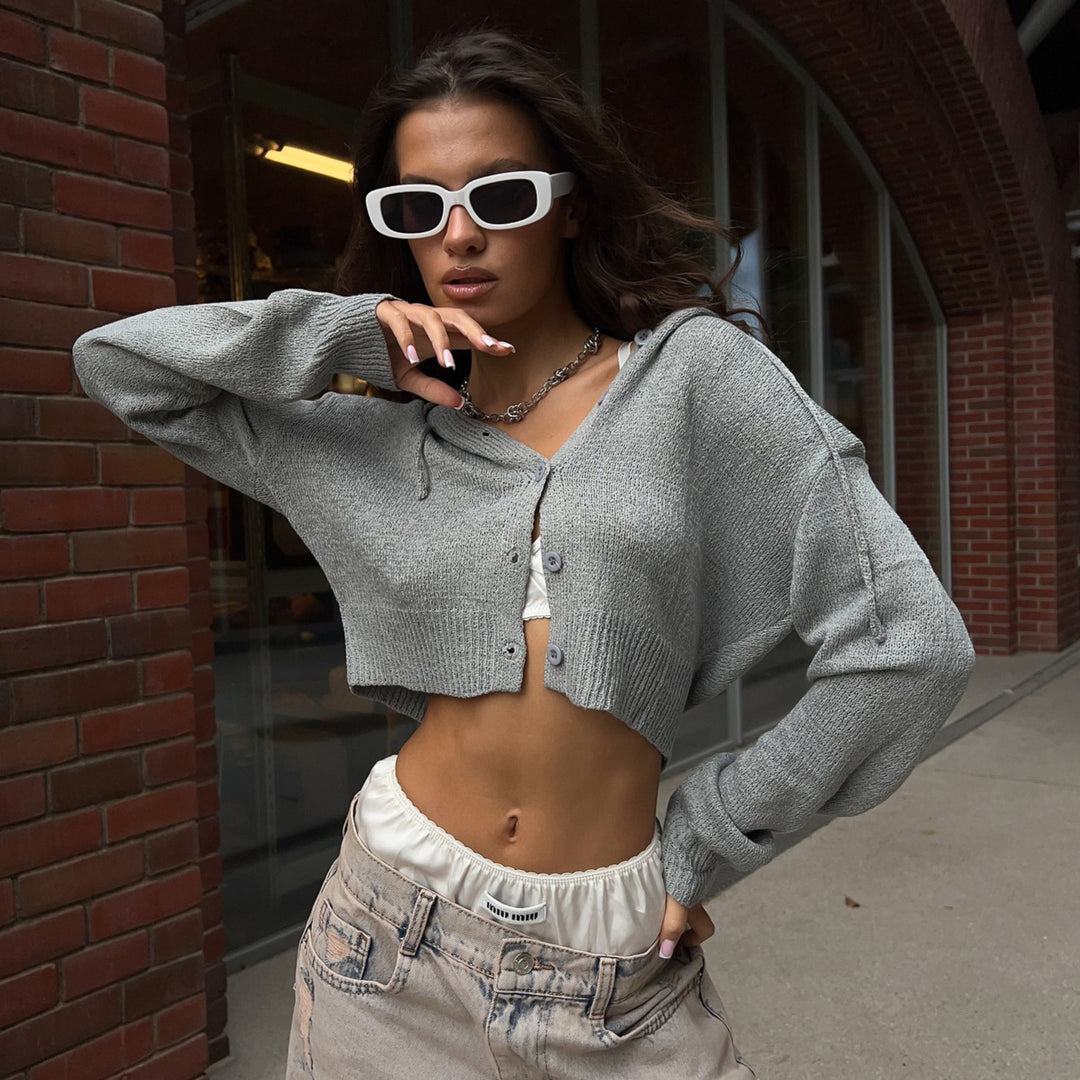 Kvinnor avslappnad cropped hoodie med knapppdetaljer Mirla-Eva Jonsson