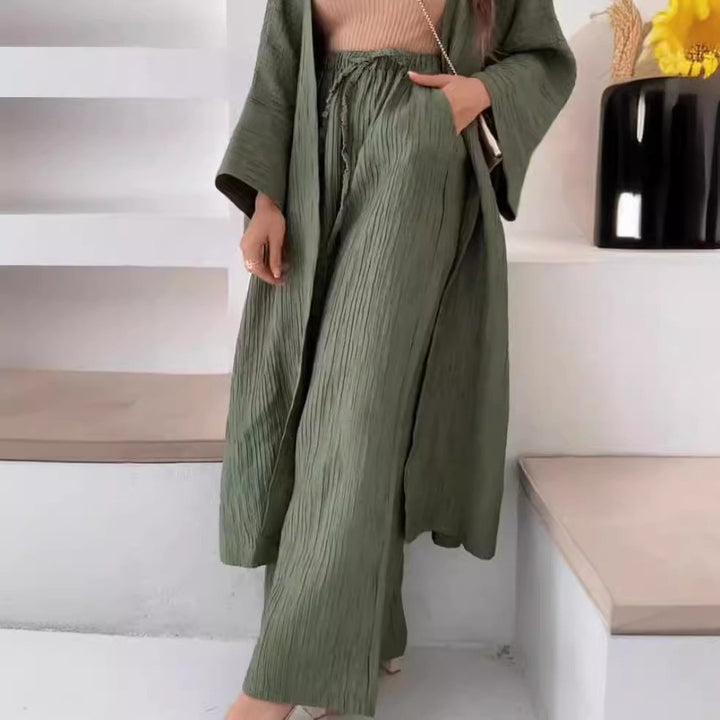 Kvinnor avslappnad kimono-kappa med vid passform och eleganta plissé-detaljer Mirla-Eva Jonsson