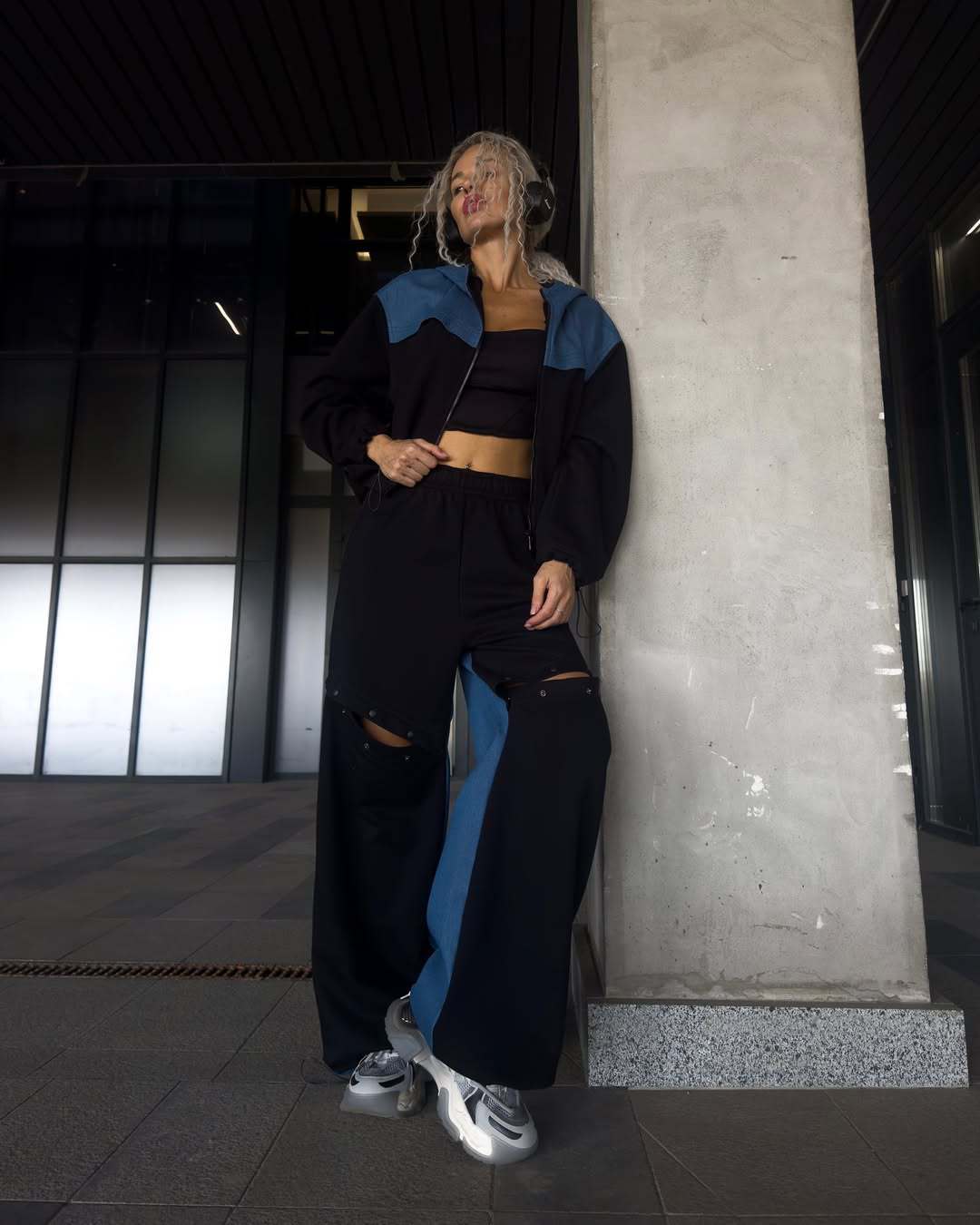 Kvinnor avslappnad sportig set med vida byxor och rad av speciella detaljer Eva Jonsson-Eva Jonsson