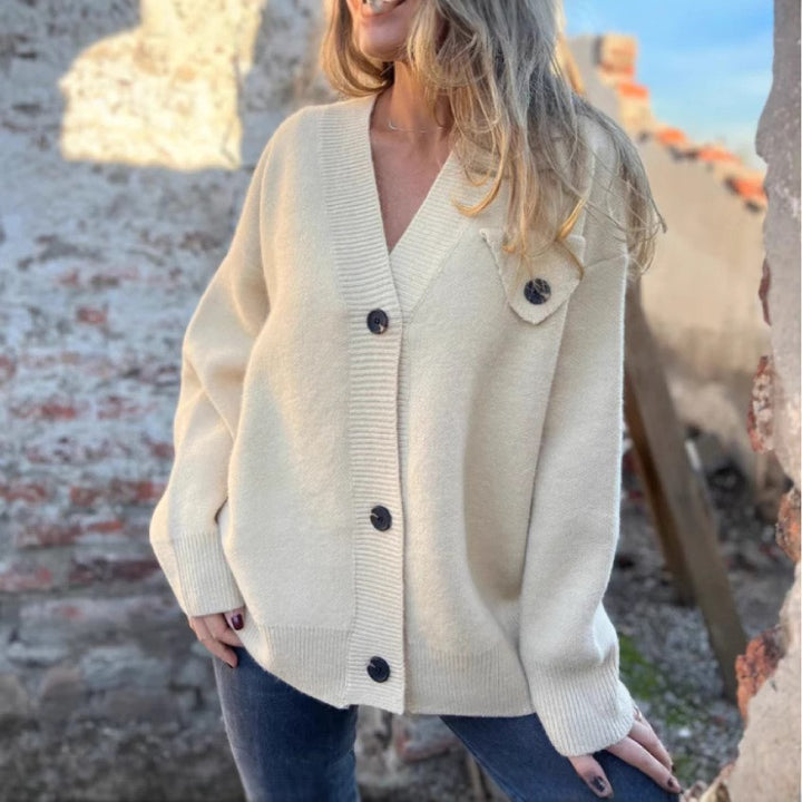 Kvinnor avslappnad stickad cardigan med asymmetrisk skärning och knappdetaljer Mirla-Eva Jonsson