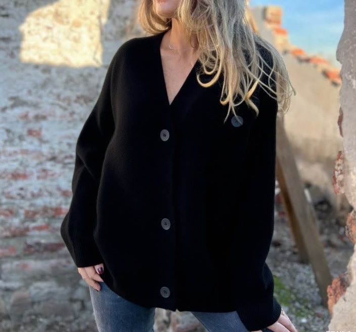 Kvinnor avslappnad stickad cardigan med asymmetrisk skärning och knappdetaljer Mirla-Eva Jonsson