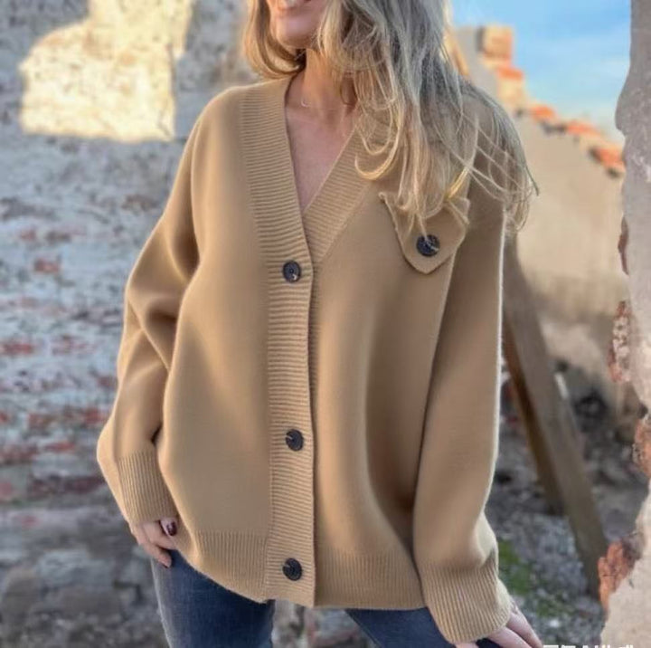 Kvinnor avslappnad stickad cardigan med asymmetrisk skärning och knappdetaljer Mirla-Eva Jonsson