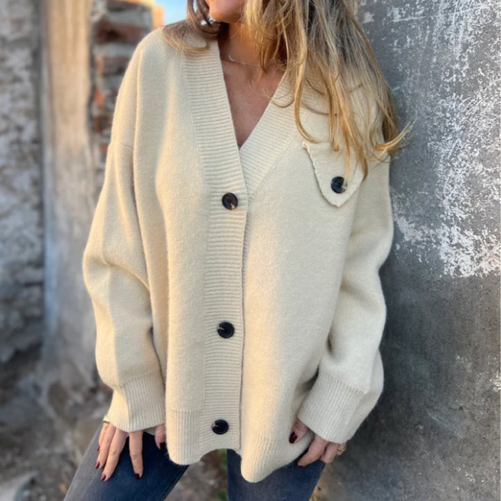 Kvinnor avslappnad stickad cardigan med asymmetrisk skärning och knappdetaljer Mirla-Eva Jonsson