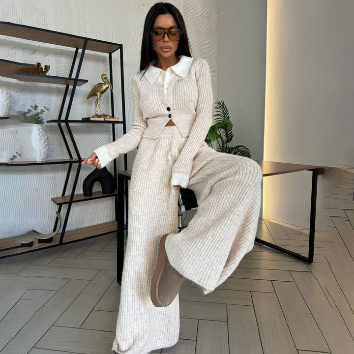Kvinnor avslappnad stickad kostym med fashionabel cropped jacka och bekväma vida byxor Mirla-Eva Jonsson