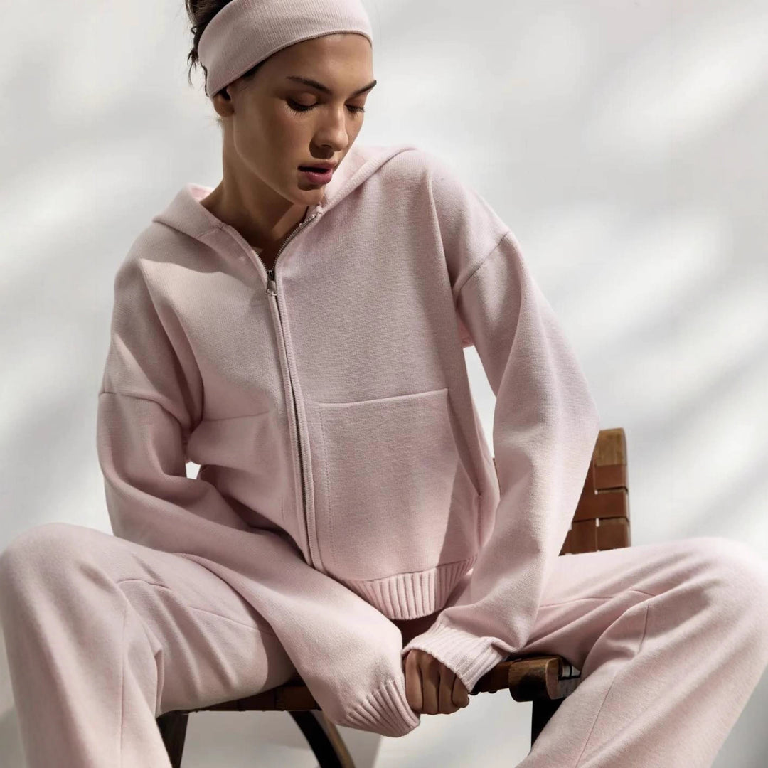 Kvinnor avslappnad stickad set med huva jacka och bekväm palazzo byxor Mirla-Eva Jonsson