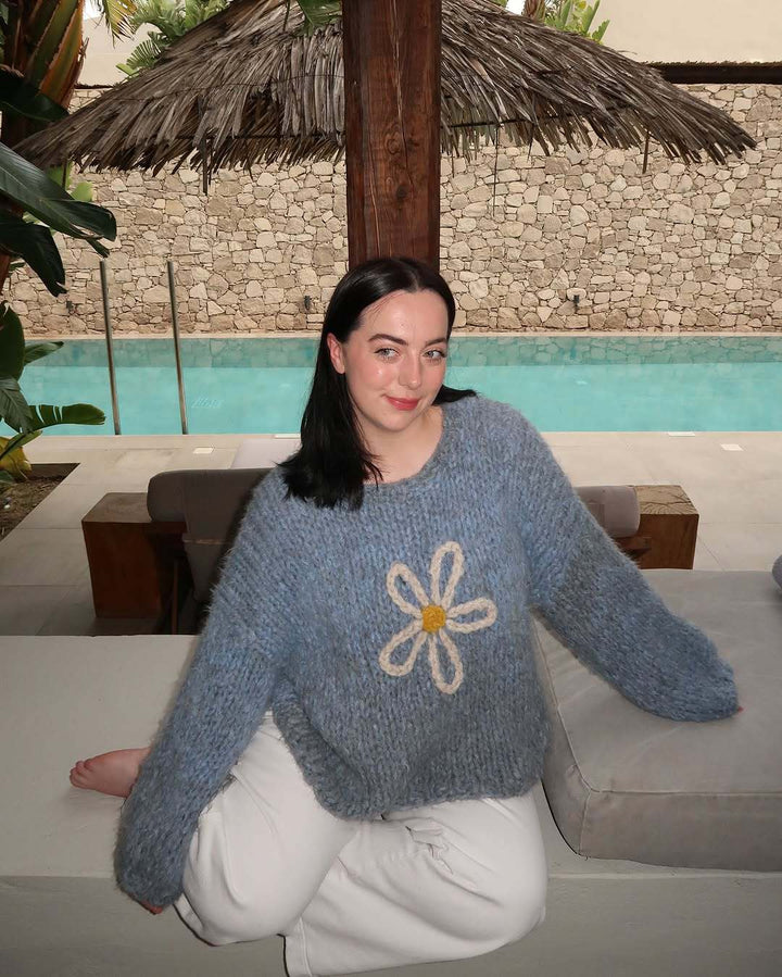 Kvinnor avslappnad stickad tröja med blommönster och oversized snitt Mirla-Eva Jonsson