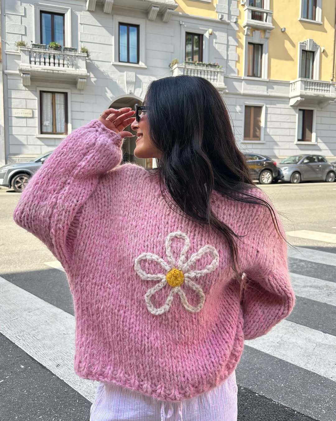 Kvinnor avslappnad stickad tröja med blommönster och oversized snitt Mirla-Eva Jonsson