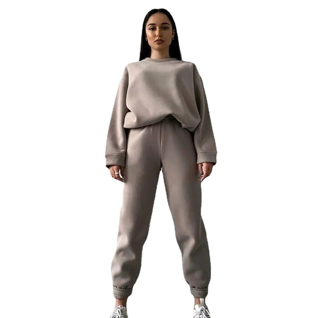 Kvinnor avslappnad sweatshirt och jogger set gjord av mjukt material med elastisk midja och hög bärkomfort Mirla-Eva Jonsson
