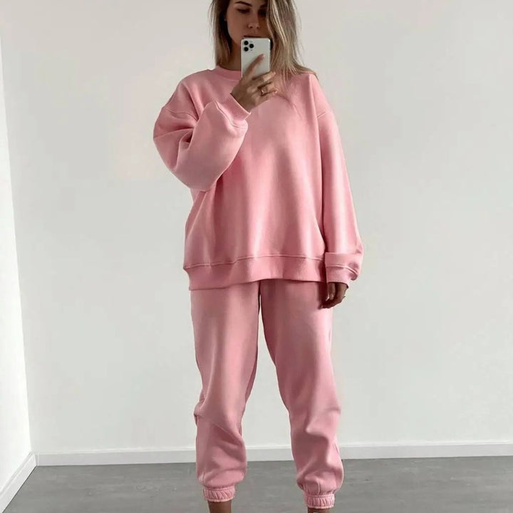 Kvinnor avslappnad sweatshirt och jogger set gjord av mjukt material med elastisk midja och hög bärkomfort Mirla-Eva Jonsson