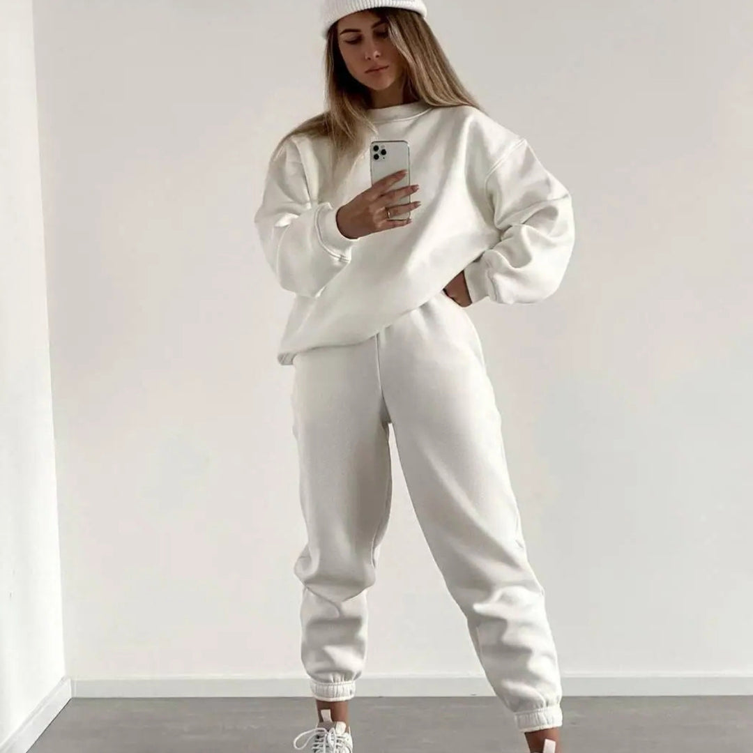 Kvinnor avslappnad sweatshirt och jogger set gjord av mjukt material med elastisk midja och hög bärkomfort Mirla-Eva Jonsson