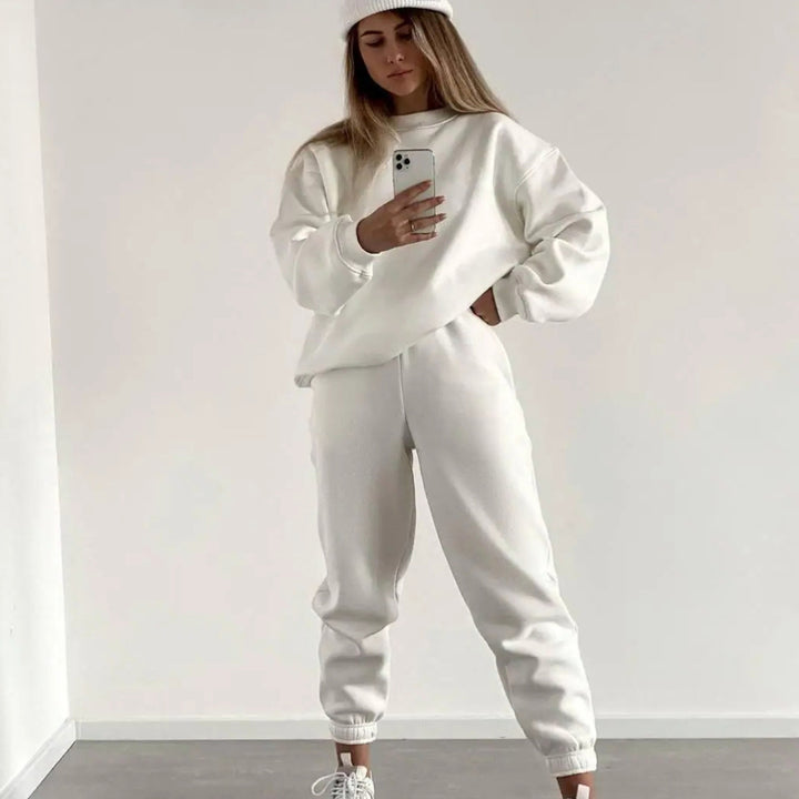 Kvinnor avslappnad sweatshirt och jogger set gjord av mjukt material med elastisk midja och hög bärkomfort Mirla-Eva Jonsson