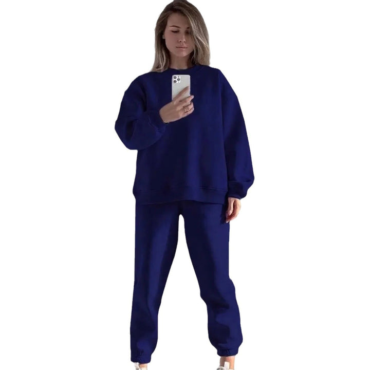 Kvinnor avslappnad sweatshirt och jogger set gjord av mjukt material med elastisk midja och hög bärkomfort Mirla-Eva Jonsson