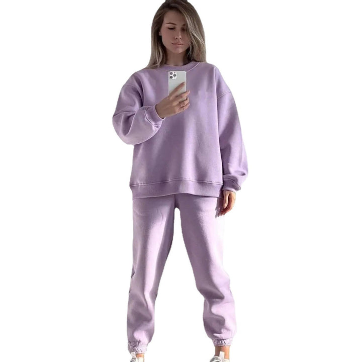 Kvinnor avslappnad sweatshirt och jogger set gjord av mjukt material med elastisk midja och hög bärkomfort Mirla-Eva Jonsson