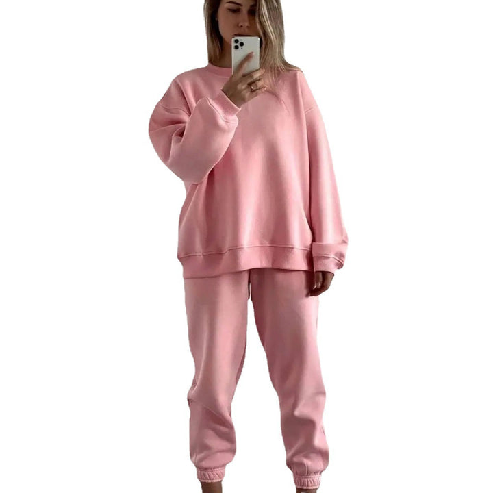 Kvinnor avslappnad sweatshirt och jogger set gjord av mjukt material med elastisk midja och hög bärkomfort Mirla-Eva Jonsson