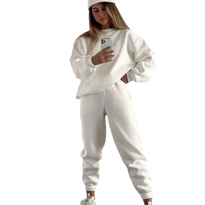 Kvinnor avslappnad sweatshirt och jogger set gjord av mjukt material med elastisk midja och hög bärkomfort Mirla-Eva Jonsson