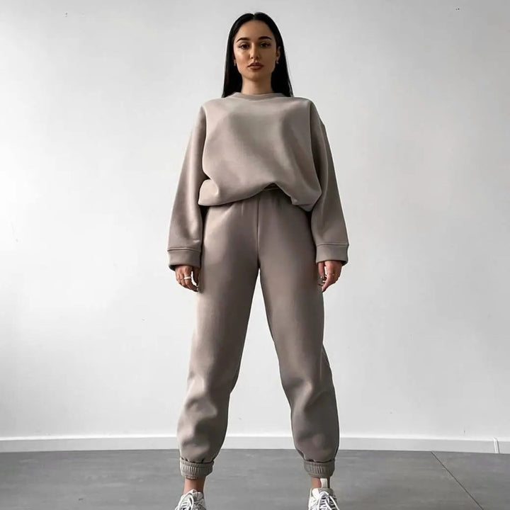 Kvinnor avslappnad sweatshirt och jogger set gjord av mjukt material med elastisk midja och hög bärkomfort Mirla-Eva Jonsson
