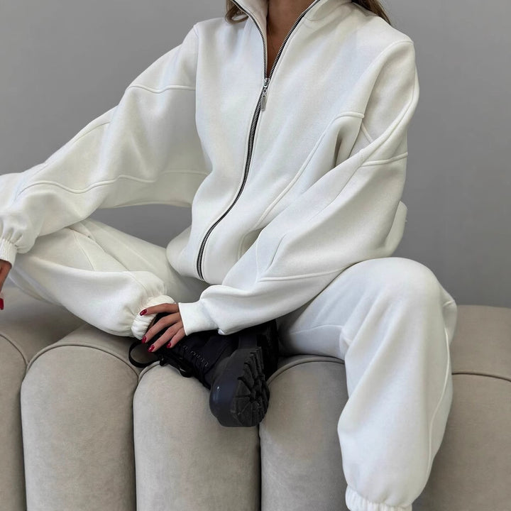 Kvinnor bekväm sweatsuit med voluminösa ärmar och hög krage Mirla-Eva Jonsson