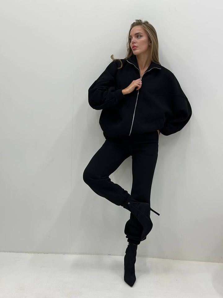Kvinnor bekväm sweatsuit med voluminösa ärmar och hög krage Mirla-Eva Jonsson