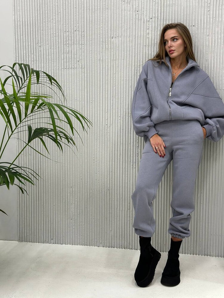 Kvinnor bekväm sweatsuit med voluminösa ärmar och hög krage Mirla-Eva Jonsson