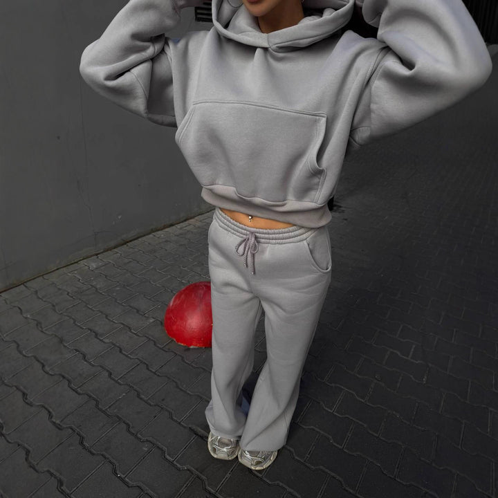 Kvinnor casual cropped hoodie och vida joggers set Mirla-Eva Jonsson