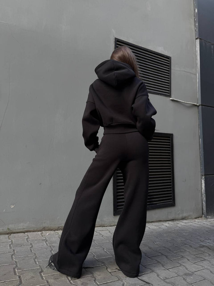 Kvinnor casual cropped hoodie och vida joggers set Mirla-Eva Jonsson