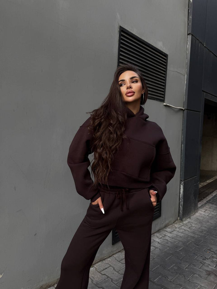 Kvinnor casual cropped hoodie och vida joggers set Mirla-Eva Jonsson