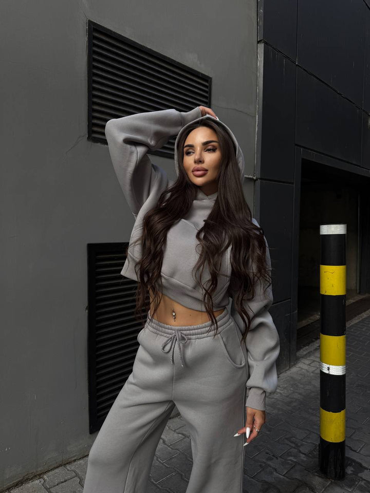 Kvinnor casual cropped hoodie och vida joggers set Mirla-Eva Jonsson